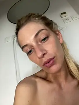 Bellalolahot webcam