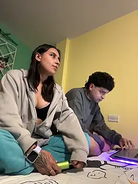 hotlatinocouple__ webcam