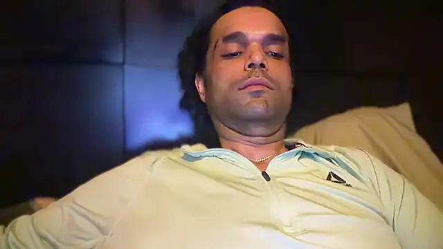 icebergslim281 live cam on StripChat