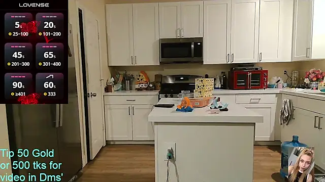 Blondiewithanass webcam