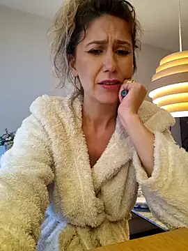 celynaross (Ask my age) - Let's cum together