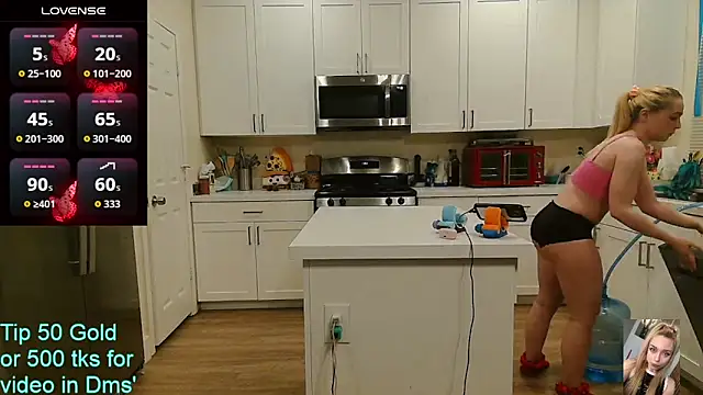 Blondiewithanass