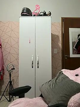 Irresistible24 webcam