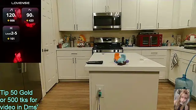 Blondiewithanass webcam