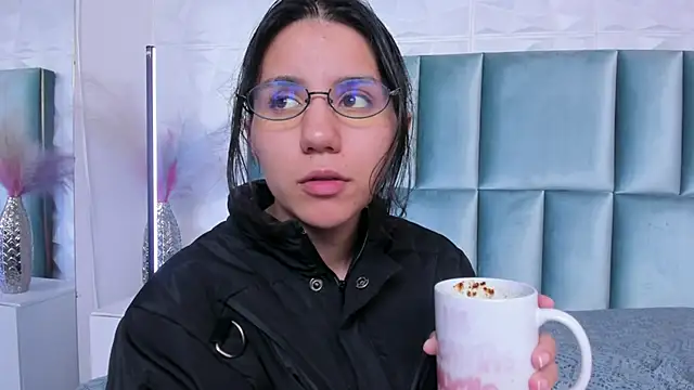 HollyPeach webcam