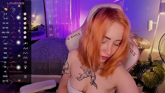 deboramoore live cam on StripChat