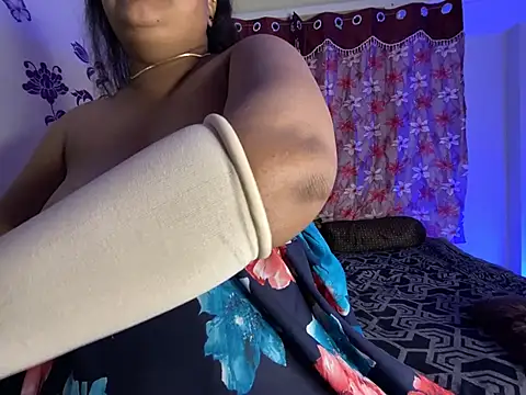 LouleyRani_ webcam