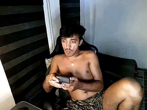 spicy_rowycam (M young) - Masturbate for 3mins.