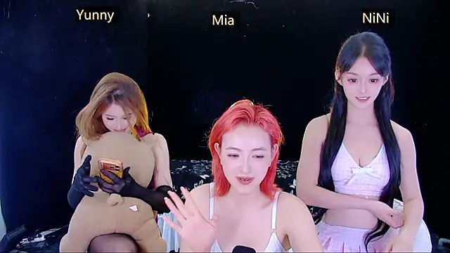 MiNi-U live cam on StripChat