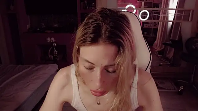 AnnieGOld_ webcam