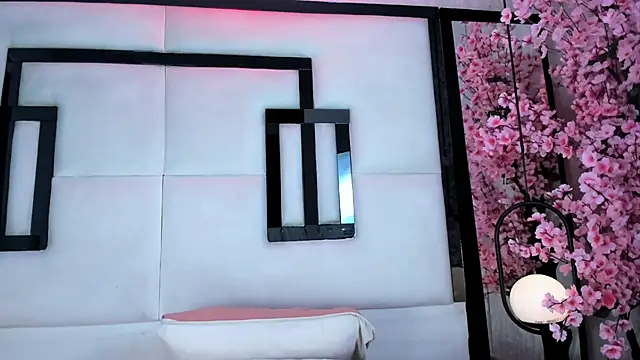 Lunarethvoss live cam on StripChat