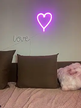 Sabrinedivinee live cam on StripChat