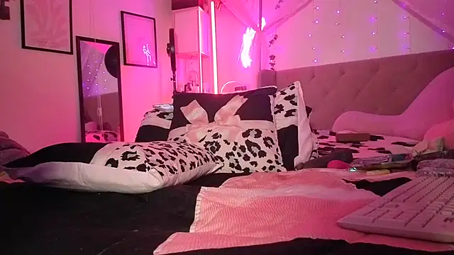 VixenCapri live cam on StripChat