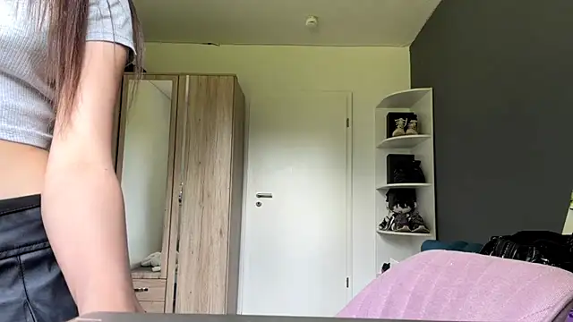 SpanishRooter live cam on StripChat
