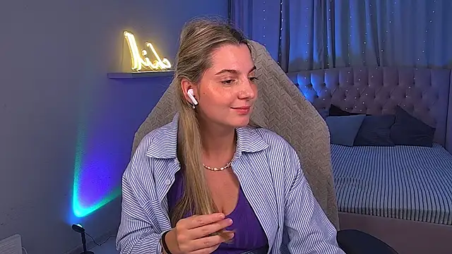 LucreciaStorm webcam