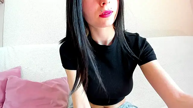 ErlinaBuoy live cam on StripChat