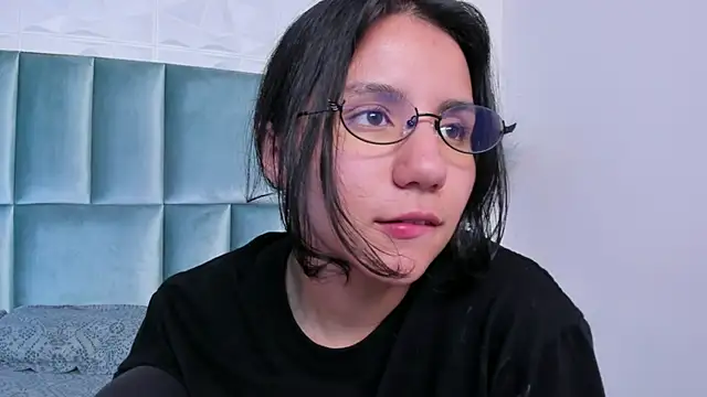 HollyPeach webcam