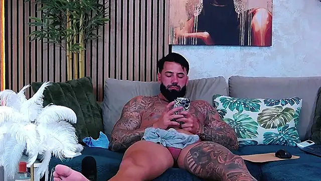 masterkingofmusclee live cam on StripChat