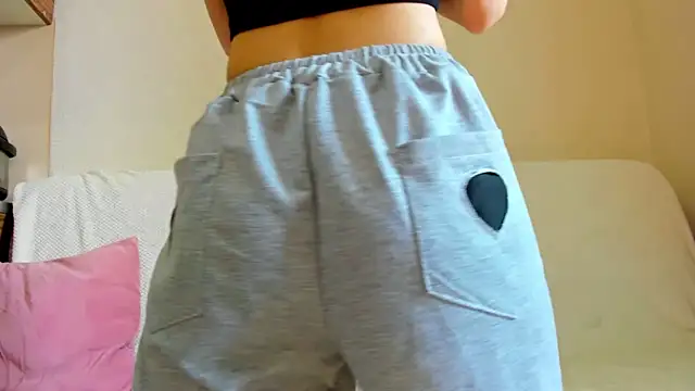 ErlinaBuoy live cam on StripChat