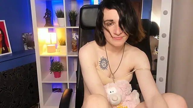 MickeQuinee live cam on StripChat