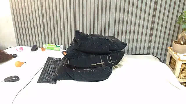 ROYALASS25 webcam