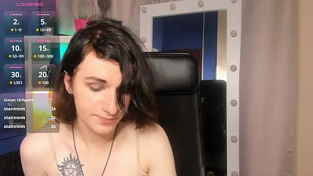 MickeQuinee live cam on StripChat