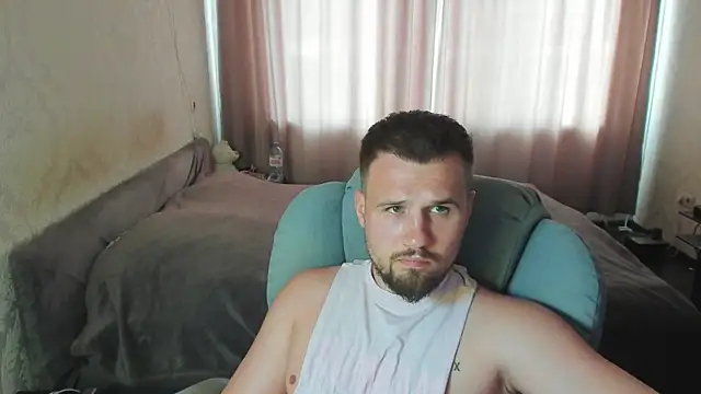Vladik_b live cam on StripChat