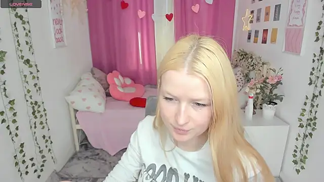 Laly_Peach live cam on StripChat