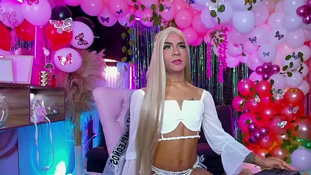 Queens_Wonders_Blonders webcam