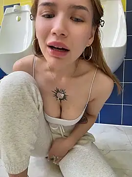 FlashTitsRoyal webcam