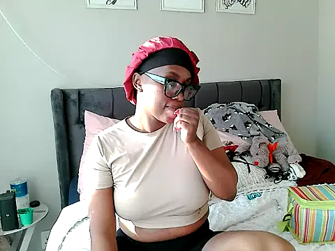 MissLaToYa webcam