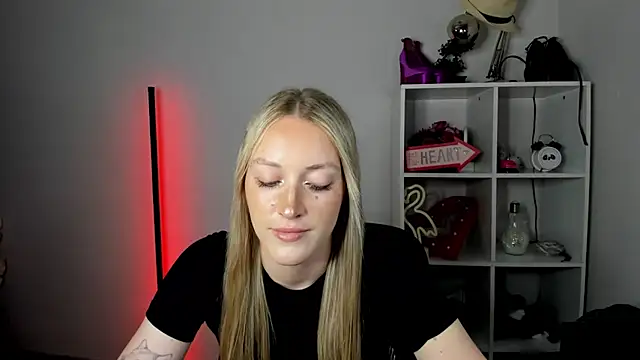 EvelynBlond webcam