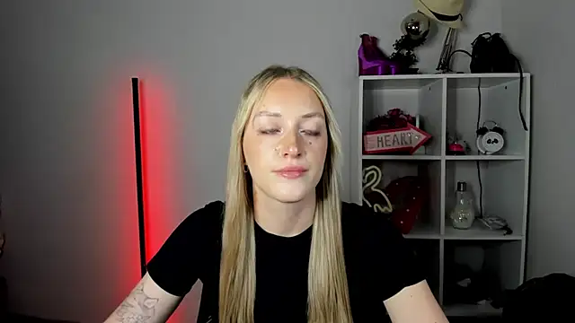 EvelynBlond webcam