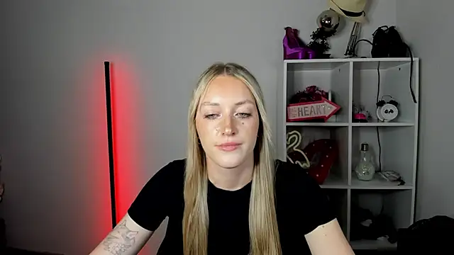 EvelynBlond webcam