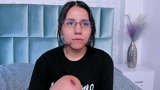 HollyPeach webcam