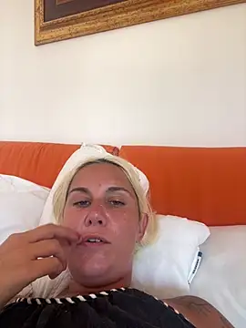 Sofia_beee live cam on StripChat