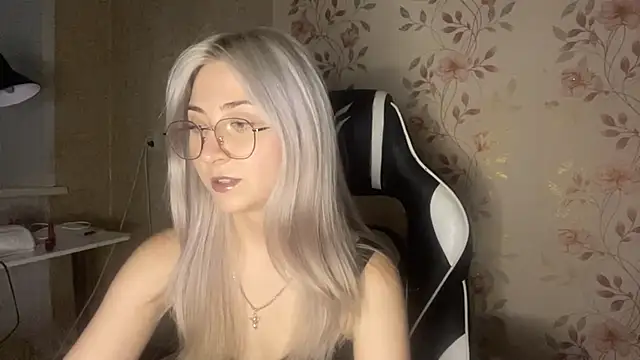 WhitePowerGirl live cam on StripChat