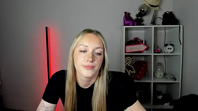 EvelynBlond webcam