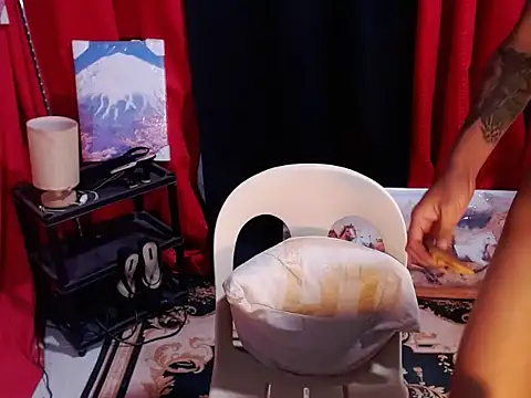 ExoticBigcockQueen webcam
