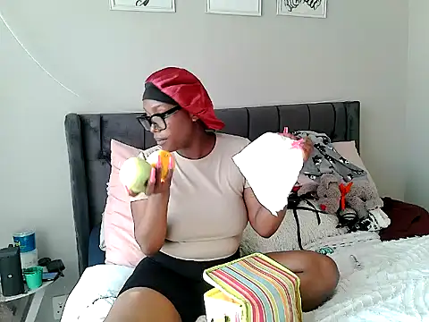 MissLaToYa webcam