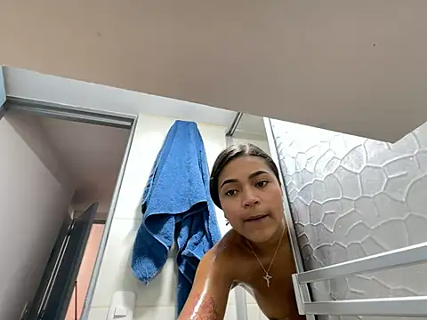Ariaanaa_grey webcam