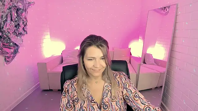 NicoleHitman live cam on StripChat