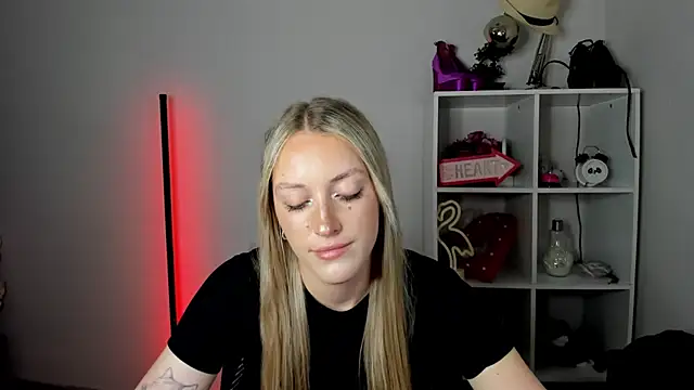 EvelynBlond webcam