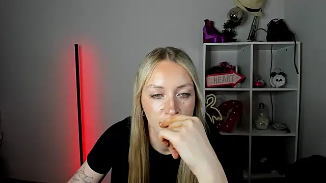 EvelynBlond live cam on StripChat