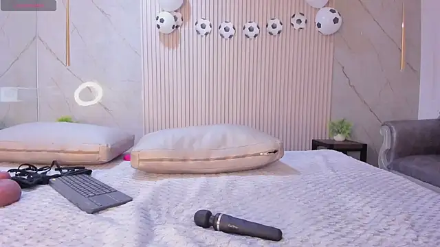 luna_taylorss live cam on StripChat