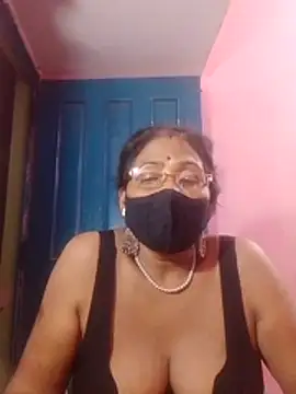 YAMUNA_033 live cam on StripChat