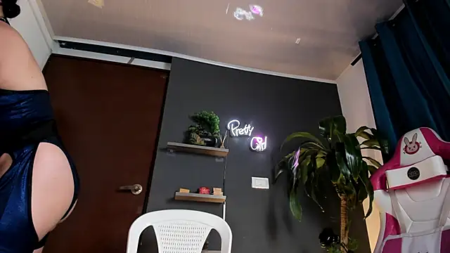 Emilyjhonson_01 live cam on StripChat