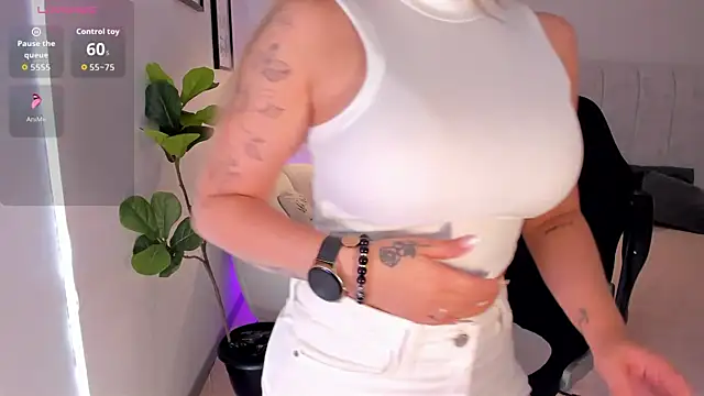 AmyWood live cam on StripChat