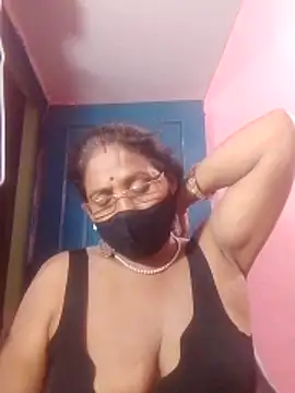 YAMUNA_033 live cam on StripChat