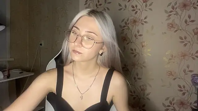 WhitePowerGirl webcam